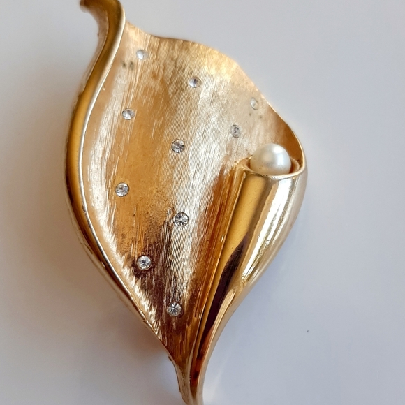 GOLDTONE CRYSTAL AND PEARL BROOCH PIN - Picture 1 of 7